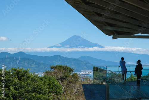 Obraz na plátně Landscape photo of tourists at Nihondaira Yume Terrace observation deck admiring