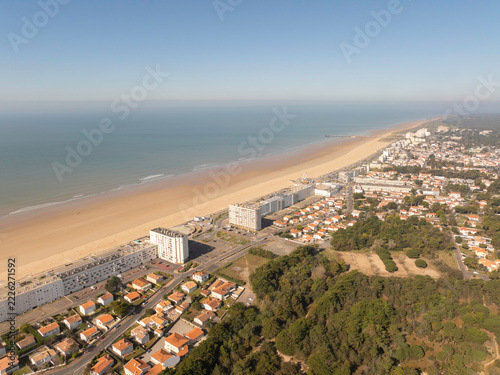 Littoral aerien et station balnéaire de Saint Jean de Monts en Vendée, là ou urbanisme, mer et forêt cohabitent, europe, France