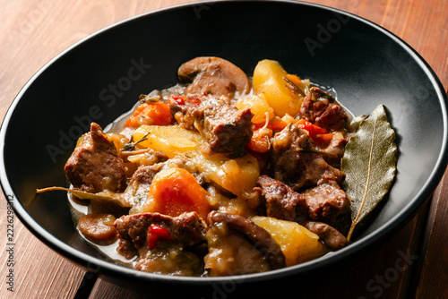 Spezzatino di manzo, patate, funghi e carote 