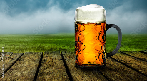 Maß Bier auf einem Holztisch
