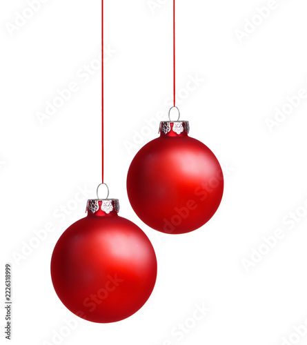 Zwei Rote Weihnachtskugeln freigestellt vor weissem Hintergrund