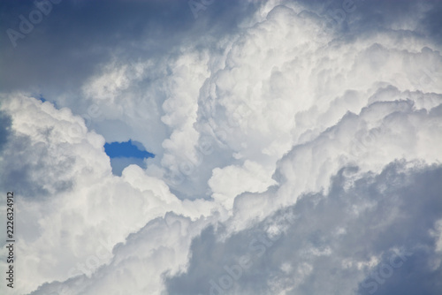 Obraz na plátně Fluffy white and gray storm clouds building in the sky, creating a dramatic weat