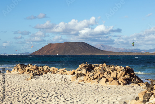 Spiaggia grandes playas de corralejo con i Corralitos e sullo sfondo la Isla de Lobos, Canarie