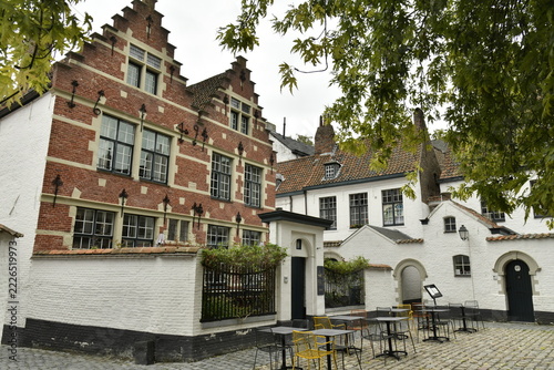 Obraz na plátně L'architecture typique des maisons religieuses au béguinage de Courtrai (Kortrij