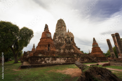 Obraz na plátně Wat Ratchaburana, UNESCO World Heritage site in Ayutthaya, Thailand, famous for its grand central prang and historic discovery of ancient royal gold crypts