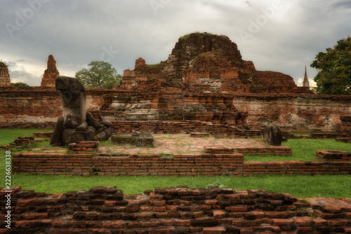 Obraz na plátně Wat Mahathat, UNESCO World Heritage site in Ayutthaya, Thailand, famous for its iconic stone Buddha head entwined in banyan tree roots and majestic ancient prang ruins