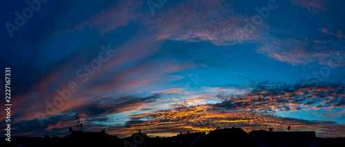 Von der Abendsonne dramatisch beleuchtete Wolkengebilde