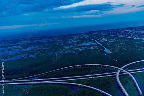 Obraz na plátně I-10 going over Lake Pontchartrain and the surrounding swampy area