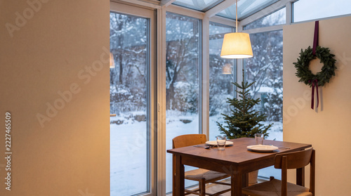 雪景色を望むクリスマスの温室ダイニング