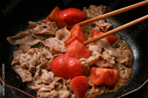 Fotografie トマトと豚肉を炒めている様子　料理イメージ