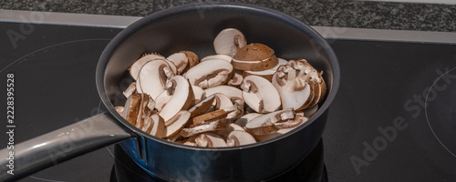 Pilze werden in einer Pfanne gebraten
