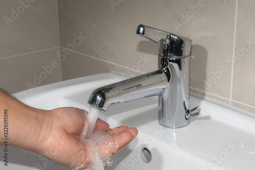 Hände unter fliessendem Wasser waschen - Hygiene