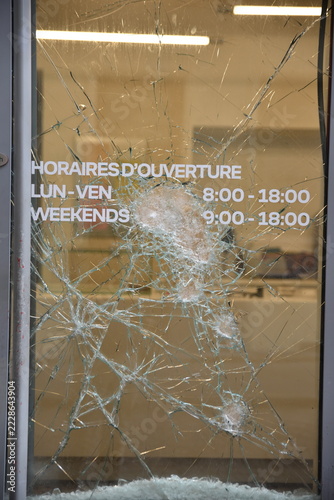 Vitrine brisée à Paris, France