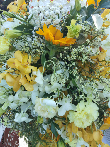 Beautiful flowers from the garden are used to decorate the vase.
