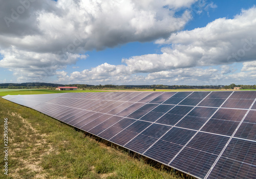 Grosser Solarpark in Auhofen bei Anzing, Bayern, Deutschland, Europa