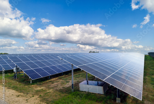 Grosser Solarpark in Auhofen bei Anzing, Bayern, Deutschland, Europa