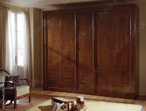 Single shot photo of a room with a wardrobe