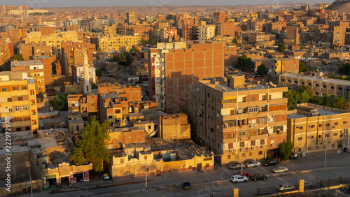 Vista panorámica de Asuán, Egipto, con edificios residenciales de arquitectura tradicional iluminados por la luz dorada del atardecer