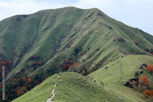 眼前にそびえる次郎笈　徳島県剣山より