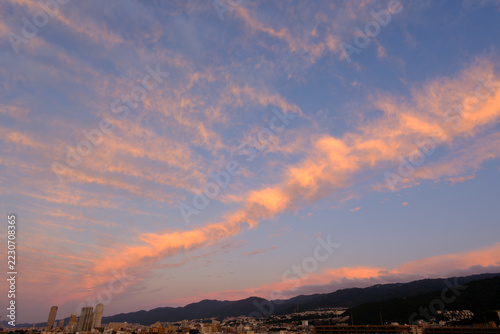 早朝　六甲山上空にオレンジ色の雲が浮かぶ