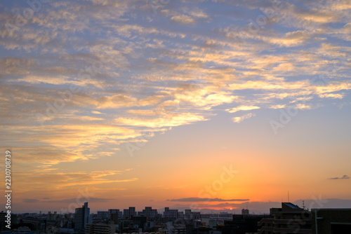 都市の夜明け　神戸市東灘区のマンション高層階より芦屋のマンションの上空からの日の出