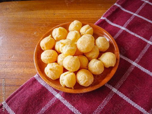 Dried eclairs or soes filled with cream. Asian people call it with dry Soes or Sus. it has crunchy texture and sweet flavour.