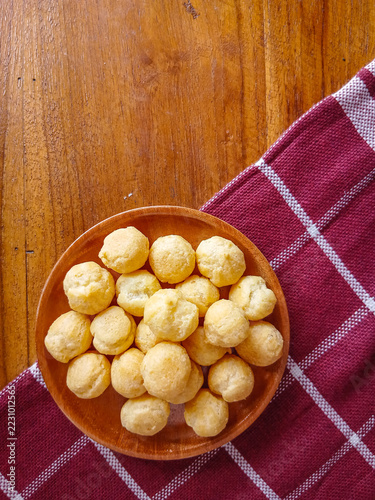 Dried eclairs or soes filled with cream. Asian people call it with dry Soes or Sus. it has crunchy texture and sweet flavour.