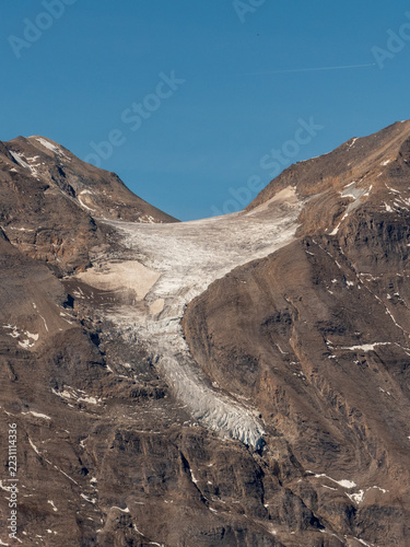 Obraz na plátně Pasterze glacier melting between rocky peaks in the austrian alps