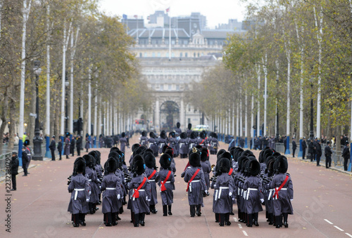 Fotografie Guardsmen marching on the Mall, London.