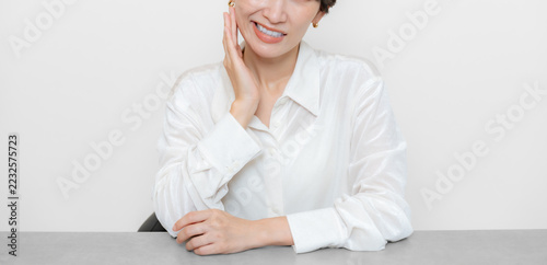 Fotografie 口を押さえる女性