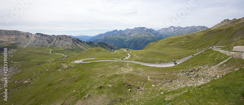 Fotografie The Großglockner High Alpine Road winds its way through stunning mountain scenery