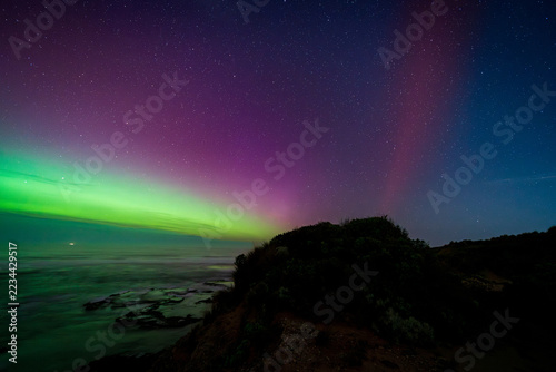 Fotografie Aurora Australis (Southern Lights) glowing over the coastal cliffs at Rye, Morni