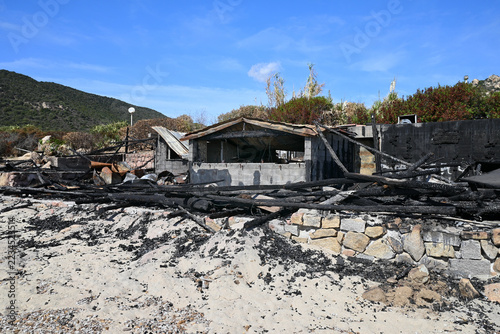 Paillote incendiée sur la plage Terre Sacrée à Ajaccio