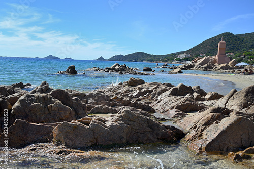 Plage de la Terre Sacrée à Ajaccio avec les îles Sanguinaires au second plan