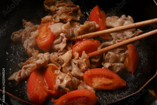 Fotografie トマトと豚肉を炒めている様子　料理イメージ